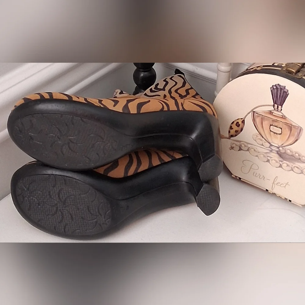 CHARLESTON SHOE CO. Tan & Black Telfair Tiger Ankle Boots Sz 6 Pre-Owned - Picture 8 of 13